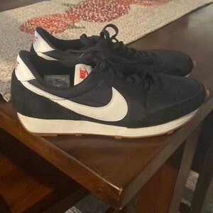 Women’s size 9 black and white Nike Day break